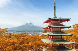 Monte Fuji desde la pagoda Kawaguchiko en la temporada de otoño