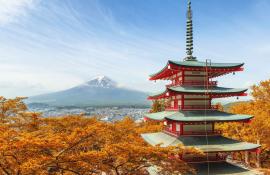 Monte Fuji desde la pagoda Kawaguchiko en la temporada de otoño
