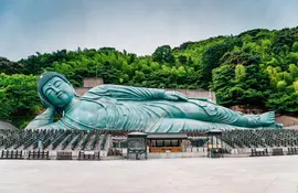 Il Tempio di Nanzo-in, a 25 minuti da Fukuoka, attrae pellegrini che vengono a vedere il Buddha sdraiato