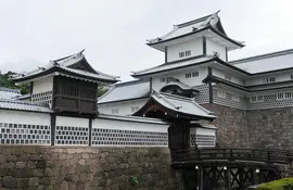 Enjoy nature and history in Kanazawa castle park, in the heart of the city