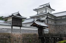 Château de Kanazawa, au milieu d'un large parc agréable en centre-ville