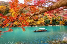 Río en Arashiyama durante el otoño: famoso sitio turístico para visitar en Kioto