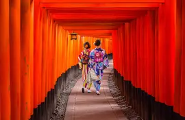 Les femmes en kimonos traditionnels japonais marchant à Fushimi Inari à Kyoto, au Japon