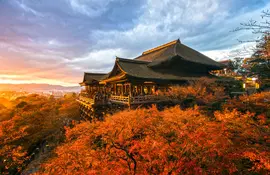 Tempio di Kiyomizu-dera a Kyoto, durante le foglie d'autunno