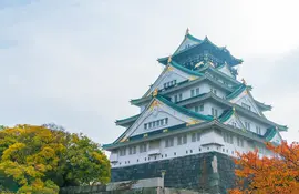 Die Burg von Osaka ist von einem Park voller Kirsch- und Pflaumenbäume umgeben