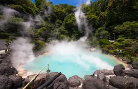 Umi Jigoku, o "Infierno del mar", y su cuenca principal con aguas azules translúcidas