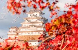 Le château d'Himeji, patrimoine mondial, sous les couleurs d'automne