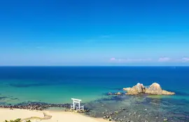 Die Küstenstadt Itoshima mit ihrem berühmten weißen Schrein am Strand, in der Nähe von Fukuoka