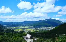 Campagna e montagne giapponesi intorno a Yufuin sull'isola di Kyushu