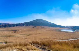 Le mont Aso sur l'île de Kyushu, est le plus vaste des volcans du Japon, mais aussi un des plus actifs.