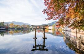 Der Kinrinko-See ist ein großer, mit Quellen gefütterter Teich im malerischen Onsen-Dorf Yufuin auf der japanischen Insel Kyushu