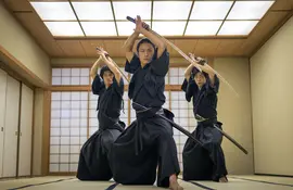 Japanischer Kampfsportler, der Samourai Kendo trainiert