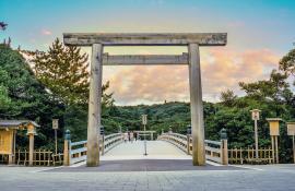 Der große Schrein von Ise, umgeben von Natur, ist der erste Schrein der shintoistischen Religion in Japan