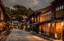 Quartiere di geisha tradizionale con vecchie case di legno a Kanazawa in Giappone