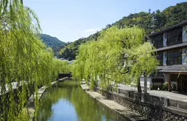 L'agréable canal du village thermal de kinosaki Onsen au Japon