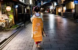 Une geisha dans les rues de Gion, le quartier traditionnel de Kyoto