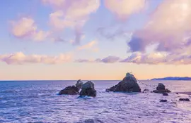 Rochers mariés sacrés en bord de mer dans la cité religieuse d'Ise, premier lieu du shintoïsme au Japon