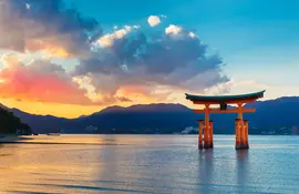 Dieses berühmte zinnoberrote Torii-Tor befindet sich am Eingang zur Insel Miyajima vor der Küste von Hiroshima