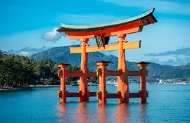 Questo cancello "torii" si trova all'ingresso dell'isola di Miyajima al largo della costa di Hiroshima