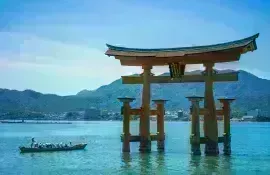 Cette célèbre porte vermillon "torii", se situe à l'entrée de l'île de Miyajima au large d'Hiroshima.