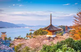 L'île sacrée de Miyajima et son célèbre torii les pieds dans l'eau, au large d'Hiroshima au Japon