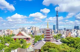 Senso-ji temple in Asakusa with Tokyo Sky Tree behind, a must-see on your first days to visit Tokyo