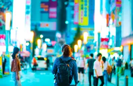 Personne déambulant seule dans Tokyo de nuit