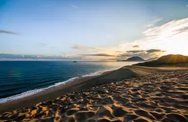 Sonnenaufgang in den Sanddünen von Tottori, einer kleinen Wüste, die in Japan einzigartig ist