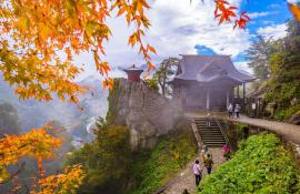 Le temple haut perché de Yamadera, dans la montagne japonaise du Tohoku, durant l'automne