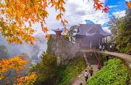 Templo de la montaña Yamadera en Yamagata, Japón, durante el otoño