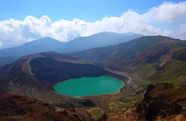 Le lac de volcan de Zao. À cause de sa très forte acidité, aucun organisme ne peut y vivre. 