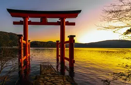 The view of Hakone jinja Torii in the lake at Hakone, a must-see close to Mount Fuji in Japan