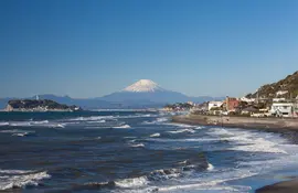 Monte Fuji desde la playa de Enoshima en la costa de Kamakura, cerca de Tokio