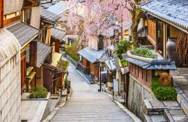 Old streets in Gion, traditional Kyoto district, during sakura season : a must-see when visiting Kyoto