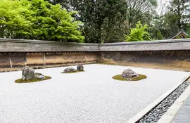 Visitez le temple Ryoan-ji, probablement le jardin zen le plus connu du Japon