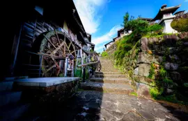 Sentiero escursionistico lungo la vecchia strada Nakasendo, tra Magome e Tsumago nelle Alpi giapponesi