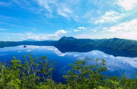 Il lago del cratere a Hokkaido