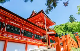 Lanterne nel santuario Kasuga Taisha nel parco di Nara, patrimonio mondiale dell'Unesco