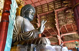 Todai-ji temple and its imposing statue of the buddha : a must-see in Nara