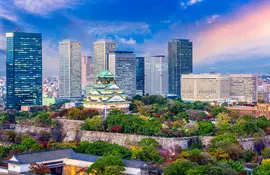 Schloss Osaka, umgeben von Wolkenkratzern im Geschäftszentrum der Stadt