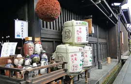 Probieren Sie japanischen Sake in Brauereien