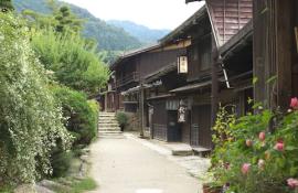 Alte traditionelle Häuser im Dorf Tsumago im Herzen der japanischen Alpen