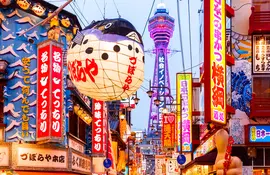 Shinsekai est un quartier très animé à Osaka, la capitale gastronomique du Japon