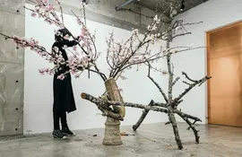 Freestyle ikebana demonstration by Japanese master 