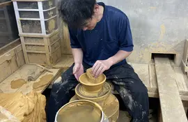 Japanese craftsman making ceramics, Onta 