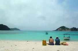 Des baigneurs sur Tokashiki-jima