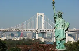 La statue de la Liberté d'Odaiba et le Rainbow Bridge