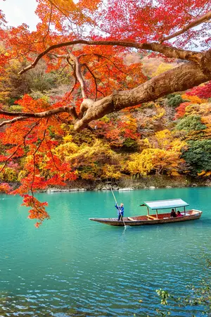 Fiume ad Arashiyama in autunno: famoso sito turistico da visitare a Kyoto
