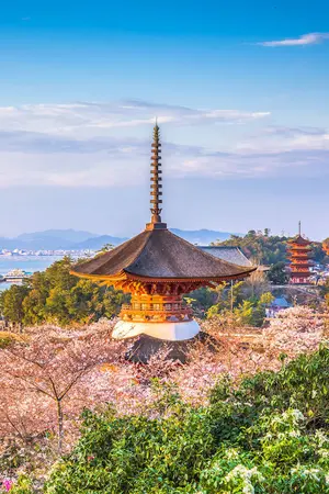 Miyajima Insel und ihre berühmten Torii mit Füßen im Wasser sind einen Besuch vor Hiroshima in Japan wert