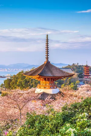 L'isola di Miyajima e il suo torii con i piedi nell'acqua, merita una visita al largo di Hiroshima
